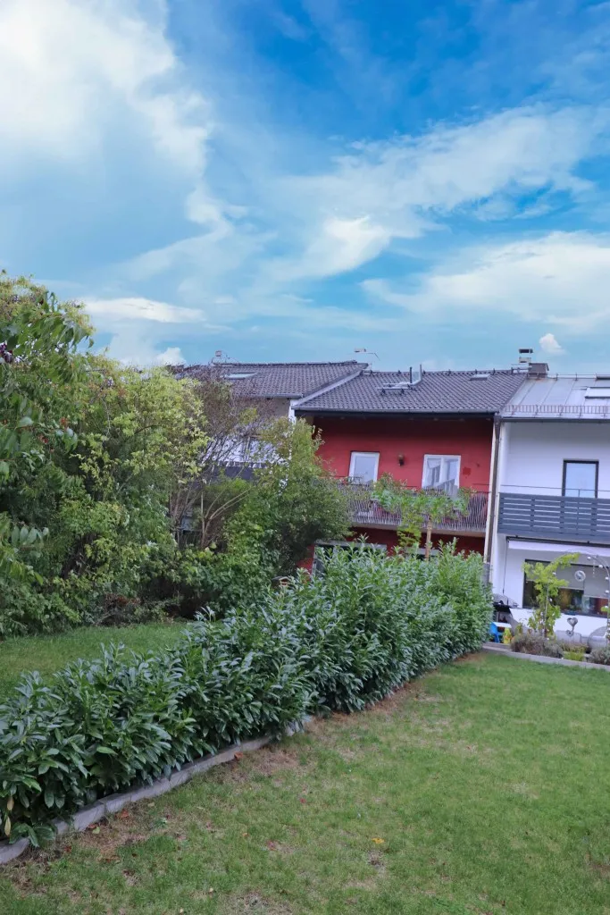 Achtung! Solide Kapitalanlage oder günstiges Reihenhaus mit Terrasse, Balkon und Garage – Bild 3