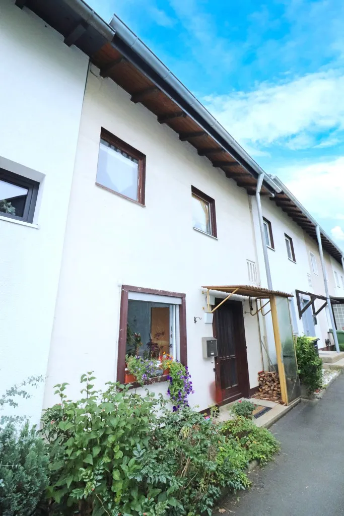 Achtung! Solide Kapitalanlage oder günstiges Reihenhaus mit Terrasse, Balkon und Garage – Bild 1