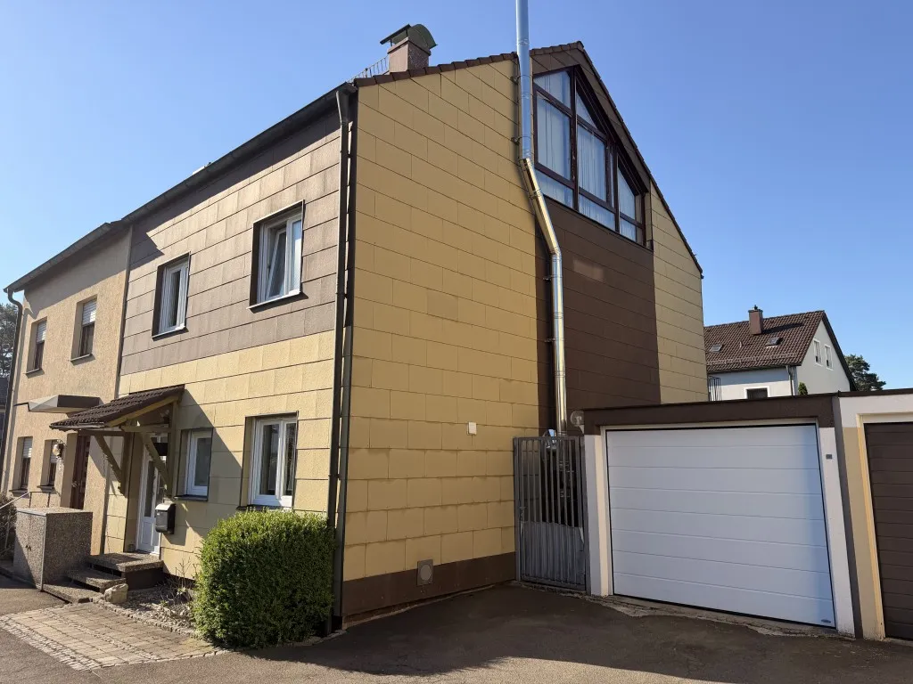 Familienfreundliche Doppelhaushälfte mit Studio, Garage und schönem Südgarten in Weiden-West – Bild 1