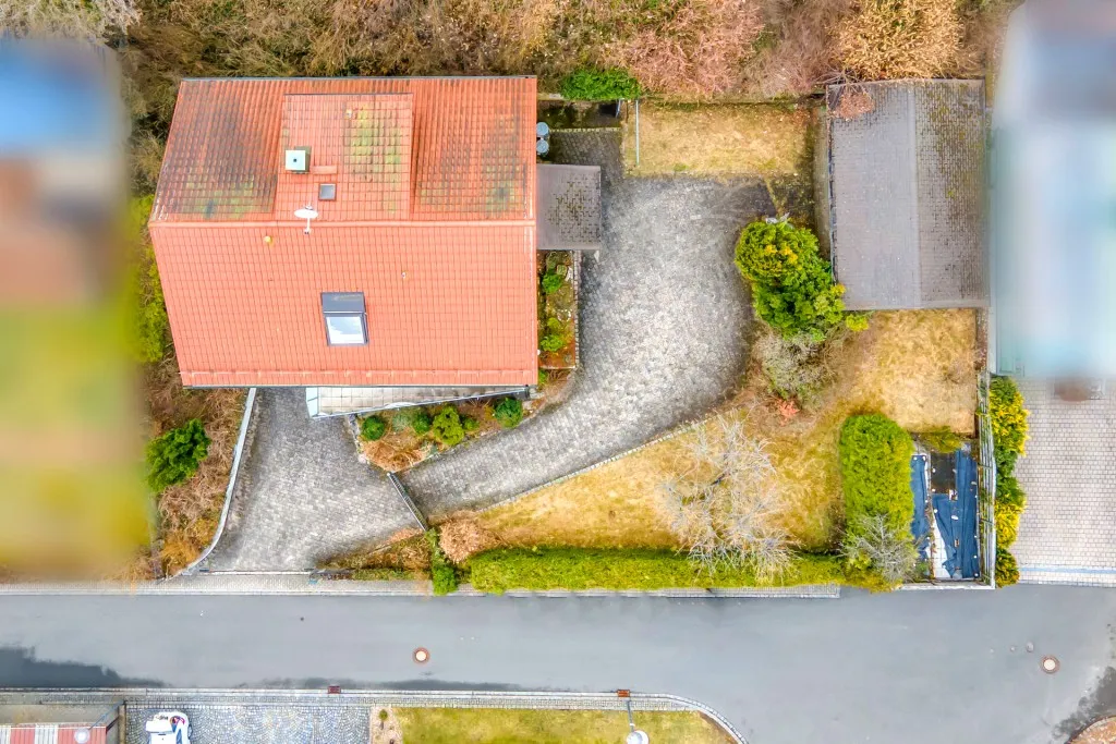 Fernsicht geboten! Gepflegtes Dreifam.-Haus mit zwei Garagen und Carport – Bild 4