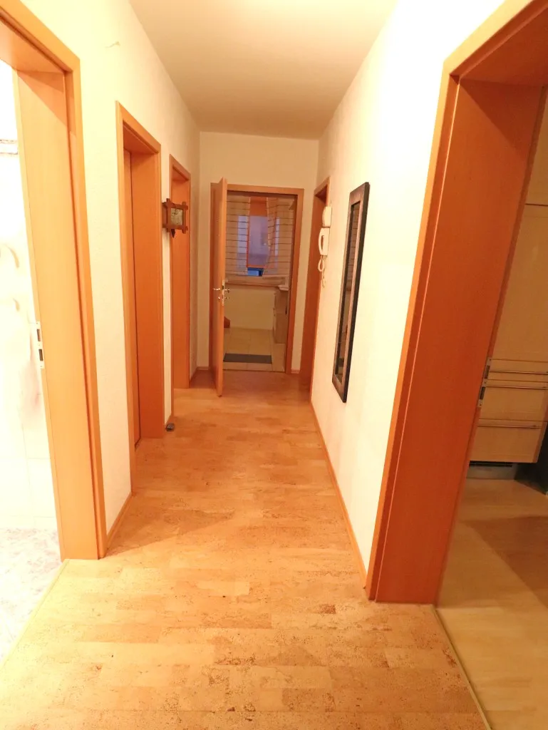 Fernsicht geboten! Gepflegtes Dreifam.-Haus mit zwei Garagen und Carport – Bild 14