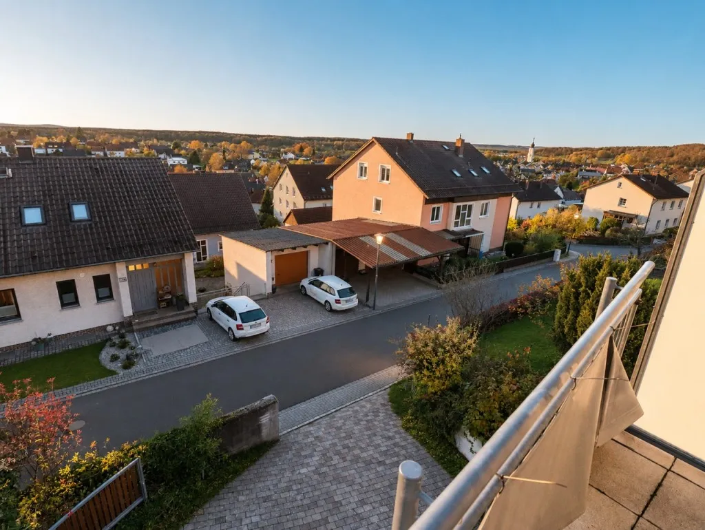 Fernsicht geboten! Gepflegtes Dreifam.-Haus mit zwei Garagen und Carport – Bild 4