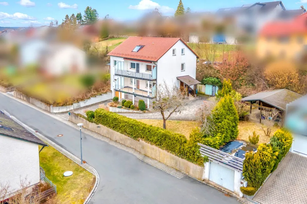Fernsicht geboten! Gepflegtes Dreifam.-Haus mit zwei Garagen und Carport – Bild 3