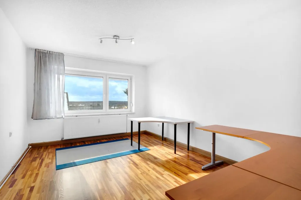 Fernsicht geboten! Gepflegtes Dreifam.-Haus mit zwei Garagen und Carport – Bild 7