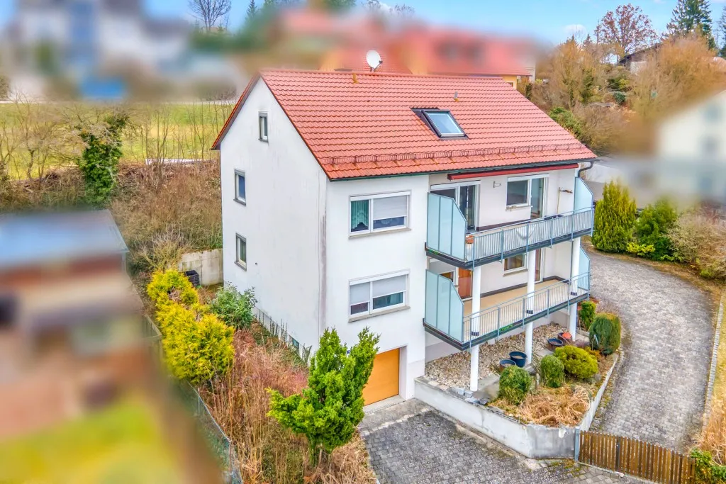 Fernsicht geboten! Gepflegtes Dreifam.-Haus mit zwei Garagen und Carport – Bild 2