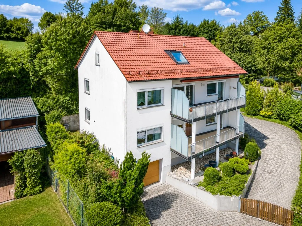 Fernsicht geboten! Gepflegtes Dreifam.-Haus mit zwei Garagen und Carport – Bild 2
