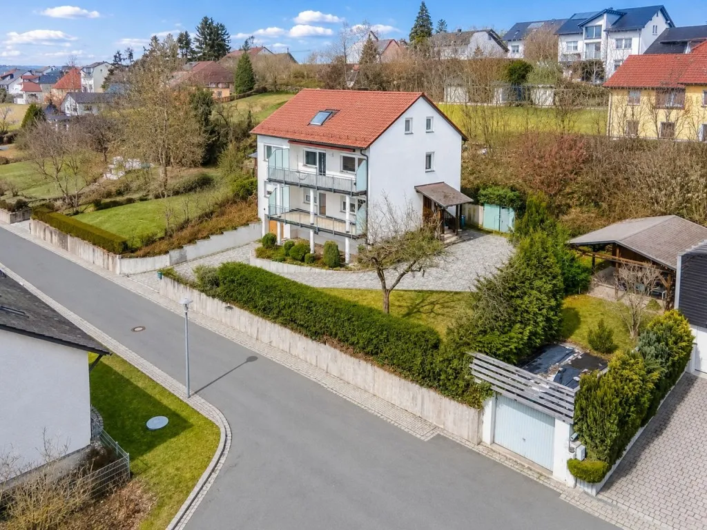 Fernsicht geboten! Gepflegtes Dreifam.-Haus mit zwei Garagen und Carport – Bild 3