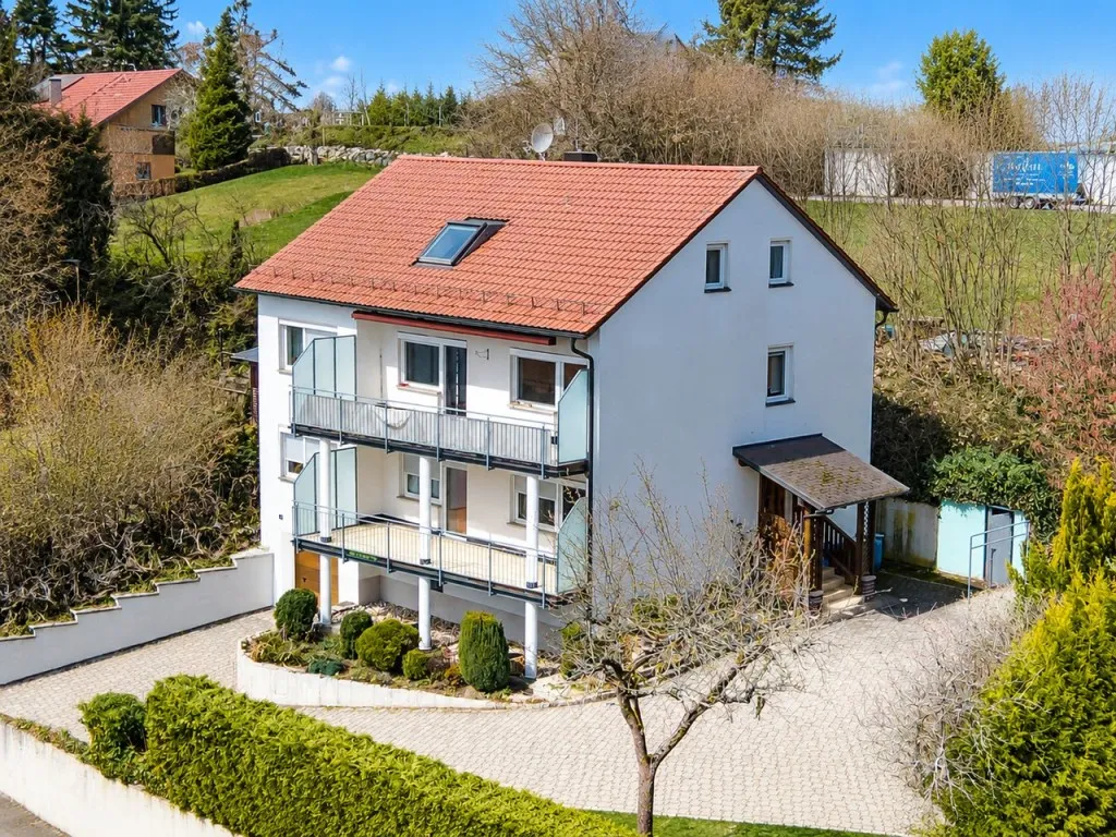 Fernsicht geboten! Gepflegtes Dreifam.-Haus mit zwei Garagen und Carport – Bild 1