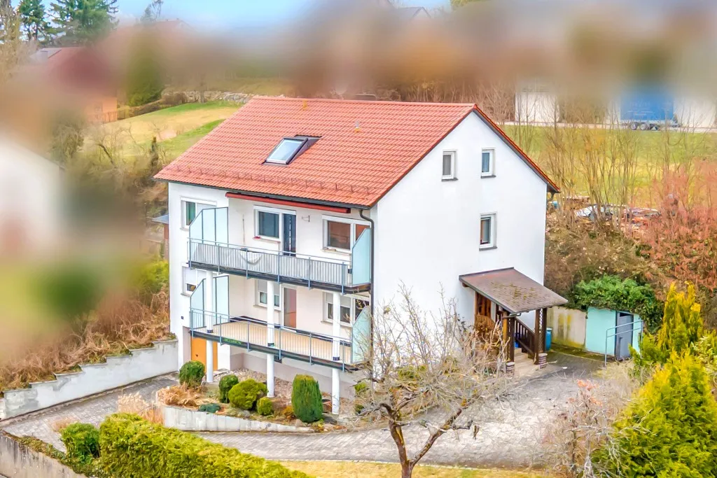 Fernsicht geboten! Gepflegtes Dreifam.-Haus mit zwei Garagen und Carport – Bild 1
