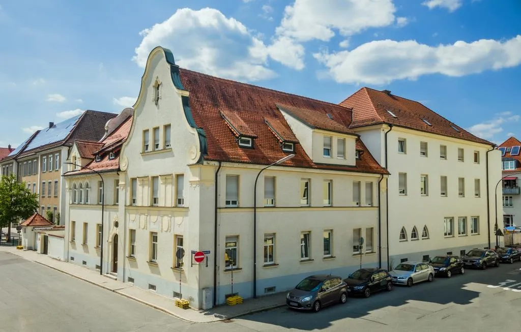 Repräsentativ u. gepflegt! Denkmalgeschütztes Kloster in exponierter Lage nahe der Innenstadt – Bild 1