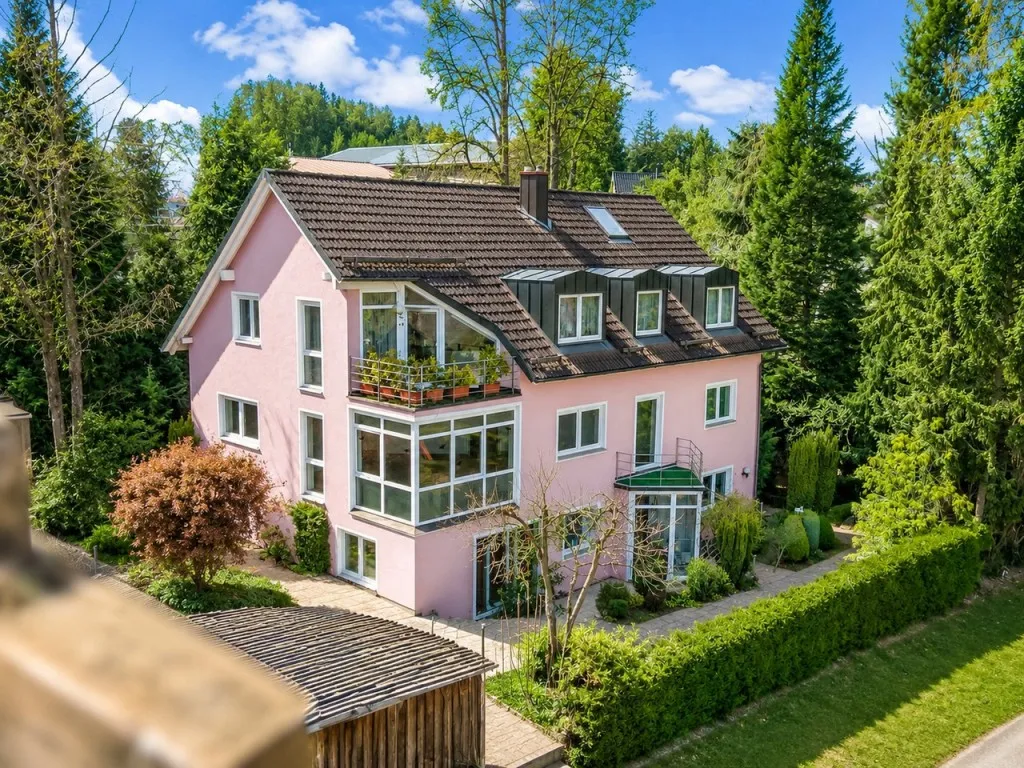 Ruhig gelegen! 4 Familienhaus mit Fernsicht und Entwicklungspotenzial, davon zwei Wohnungen frei – Bild 1