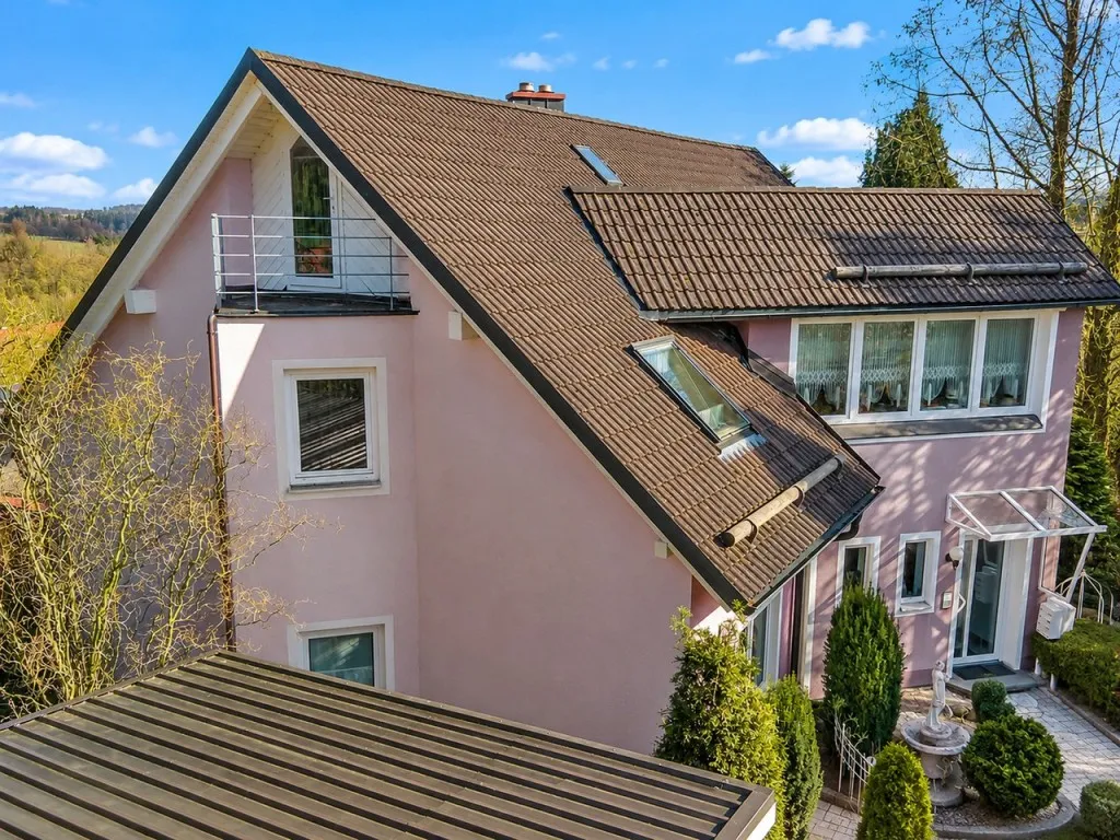 Ruhig gelegen! 4 Familienhaus mit Fernsicht und Entwicklungspotenzial, davon zwei Wohnungen frei – Bild 2
