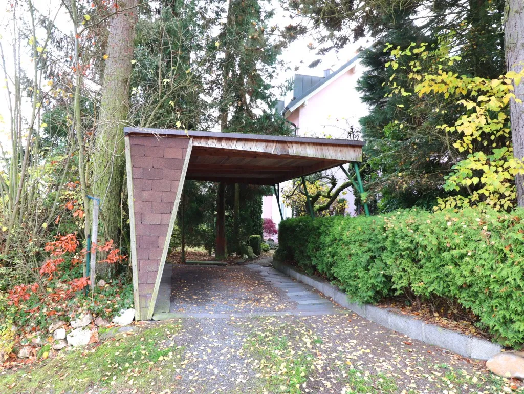 Ruhig gelegen! 4 Familienhaus mit Fernsicht und Entwicklungspotenzial, davon zwei Wohnungen frei – Bild 4