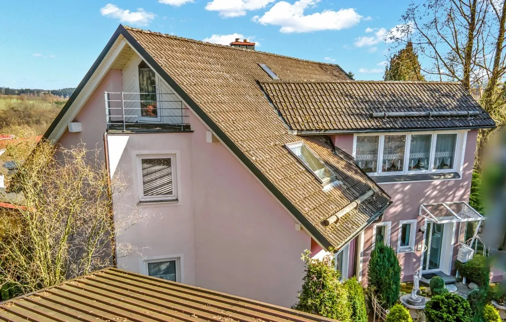 Ruhig gelegen! 4 Familienhaus mit Fernsicht und Entwicklungspotenzial, davon zwei Wohnungen frei – Bild 2
