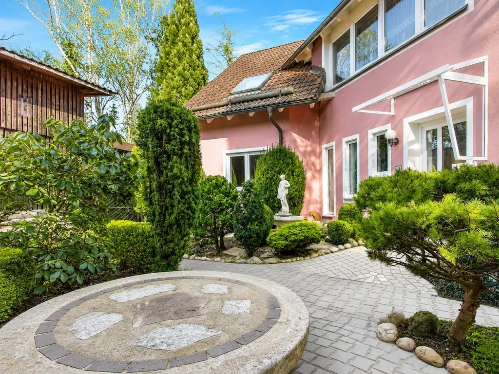 Ruhig gelegen! 4 Familienhaus mit Fernsicht und Entwicklungspotenzial, davon zwei Wohnungen frei – Bild 3