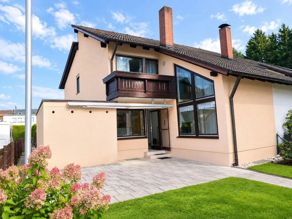 Top-Lage am Waldrand! Gepflegte DHH mit großem Garten in Weiden-West – Bild 1