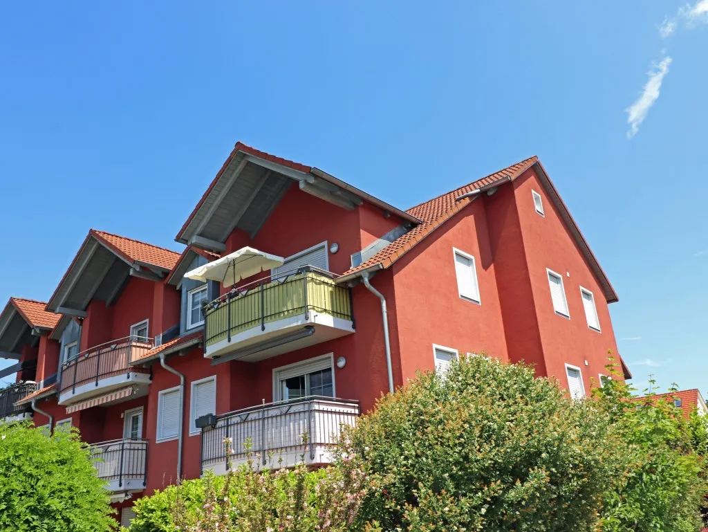 Wohnen mit Galerieflair! Traumhafte 3,5 Zimmer Eigentumswohnung mit Balkon und 3 Stellplätzen – Bild 1