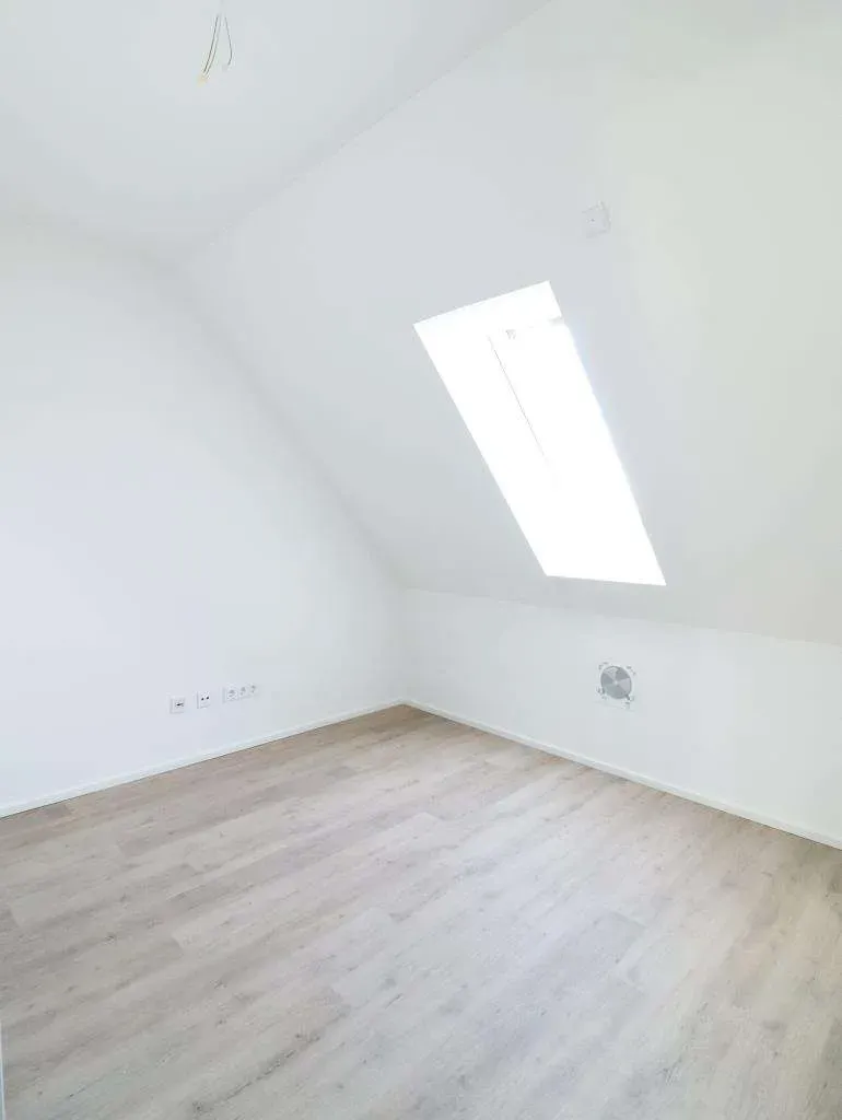 3 Zi.-Neubau-Wohnung mit Aufzug, Balkon u. ausgebautem Spitzboden (ca. 40 m²) – Bild 12