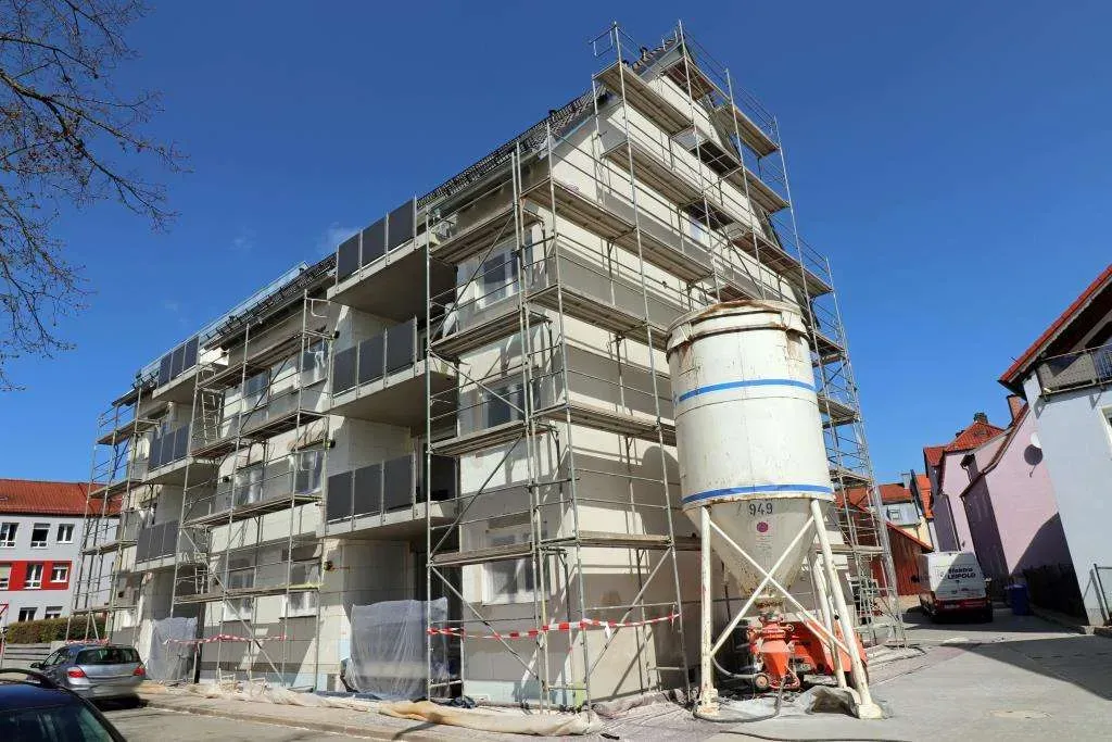 3 Zi.-Neubau-Wohnung mit Aufzug, Balkon u. ausgebautem Spitzboden (ca. 40 m²) – Bild 1