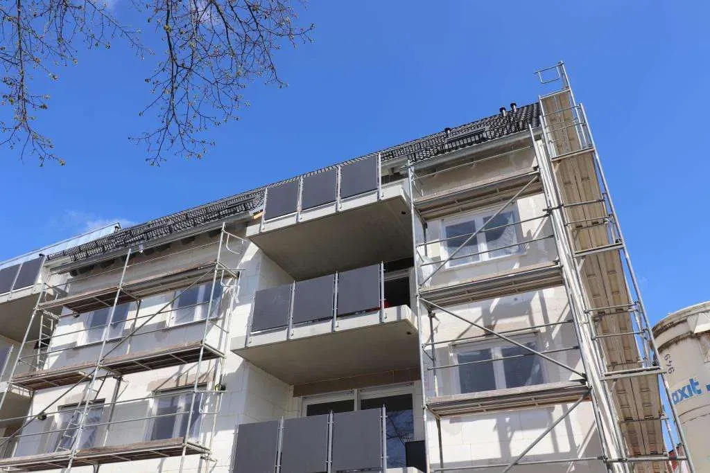 3 Zi.-Neubau-Wohnung mit Aufzug, Balkon u. ausgebautem Spitzboden (ca. 40 m²) – Bild 2