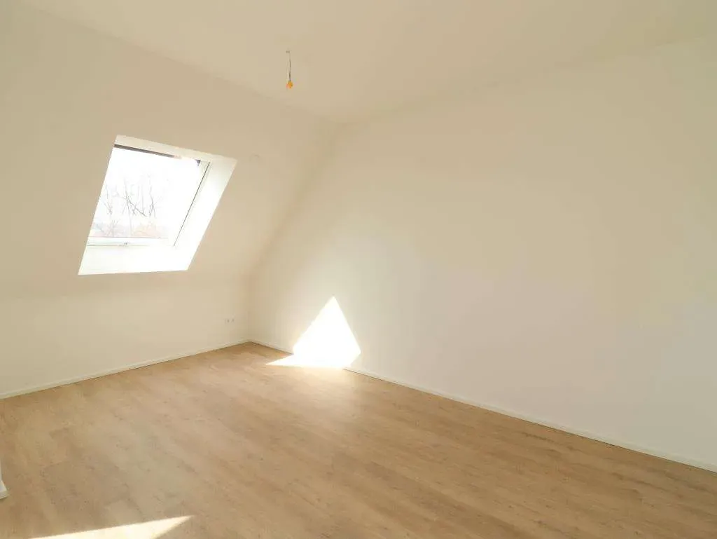 3 Zi.-Neubau-Wohnung mit Aufzug, Balkon u. ausgebautem Spitzboden (ca. 40 m²) – Bild 8