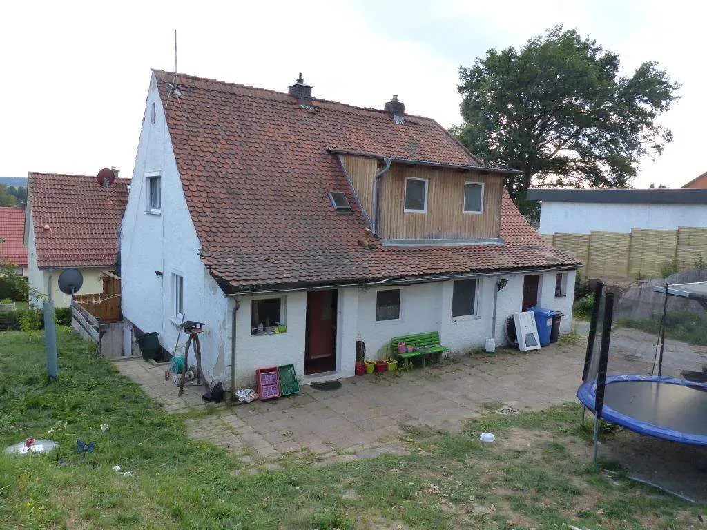 Achtung!!! Günstiges Einfam.-Haus mit Garage und Garten, teilw. renoviert – Bild 2