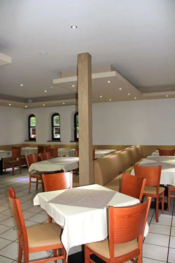 Achtung!! Gut eingeführtes RESTAURANT mit Gartenterrasse, Figuren, Laternen und Springbrunnen – Bild 11
