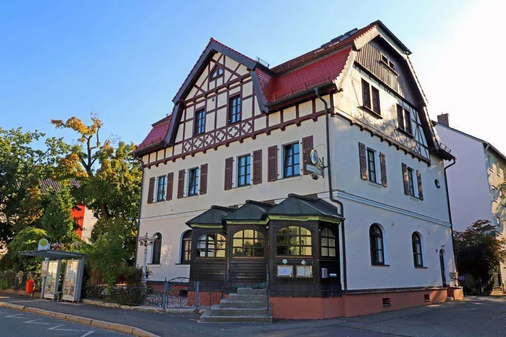 Achtung!! Gut eingeführtes RESTAURANT mit Gartenterrasse, Figuren, Laternen und Springbrunnen – Bild 1
