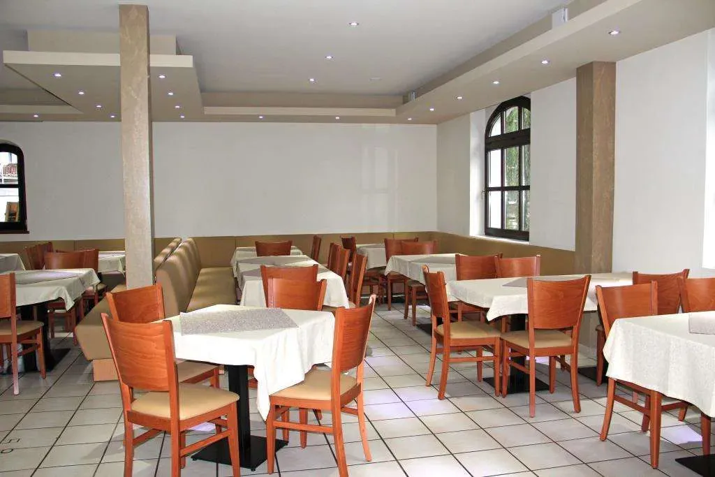 Achtung!! Gut eingeführtes RESTAURANT mit Gartenterrasse, Figuren, Laternen und Springbrunnen – Bild 9