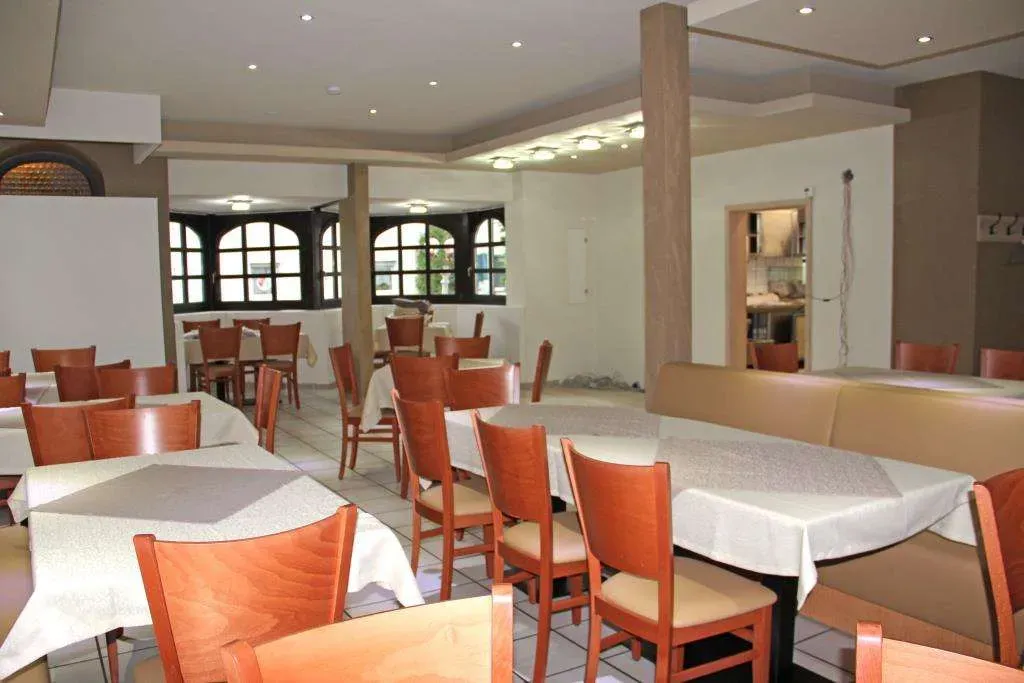 Achtung!! Gut eingeführtes RESTAURANT mit Gartenterrasse, Figuren, Laternen und Springbrunnen – Bild 8