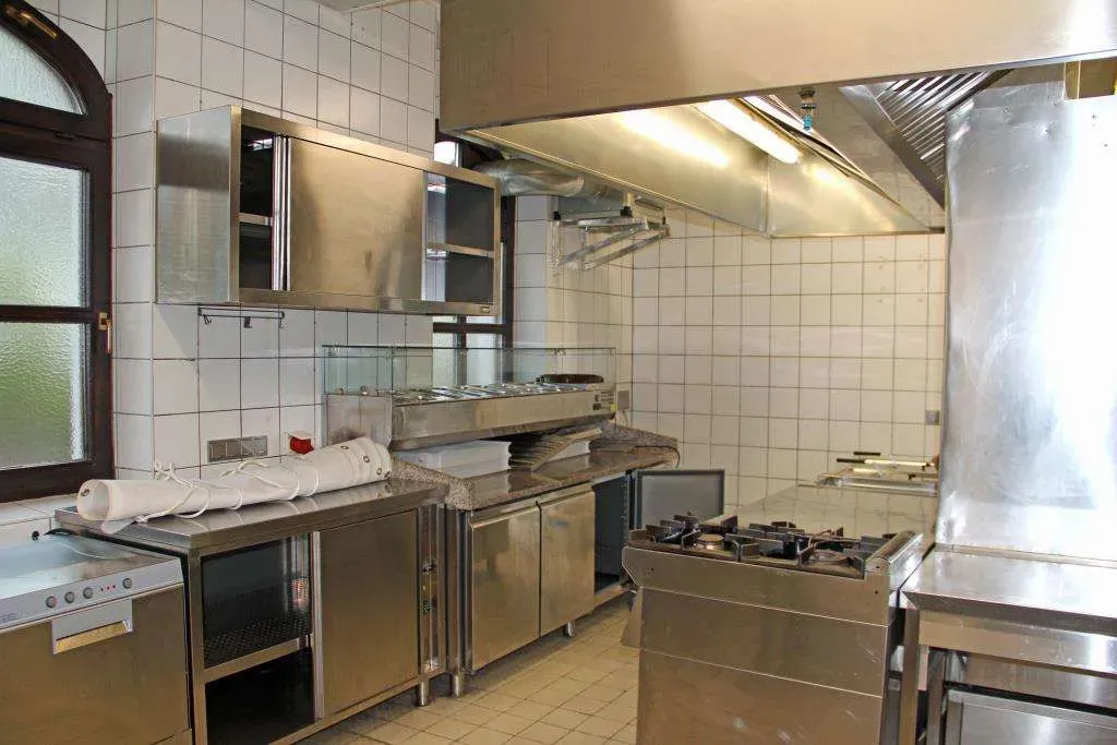 Achtung!! Gut eingeführtes RESTAURANT mit Gartenterrasse, Figuren, Laternen und Springbrunnen – Bild 7