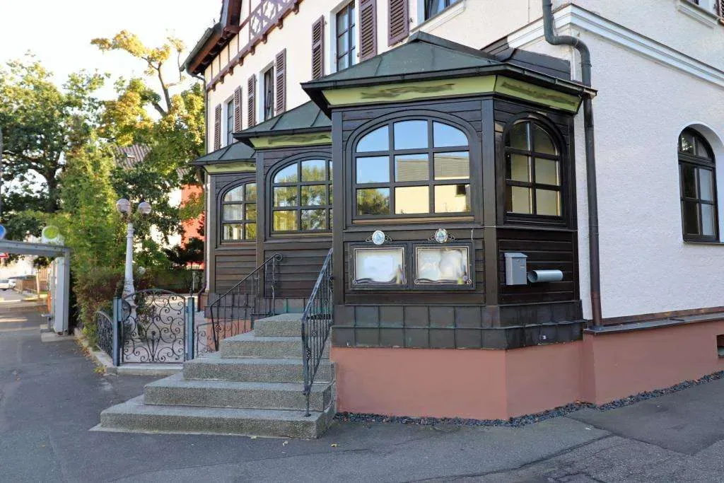 Achtung!! Gut eingeführtes RESTAURANT mit Gartenterrasse, Figuren, Laternen und Springbrunnen – Bild 2