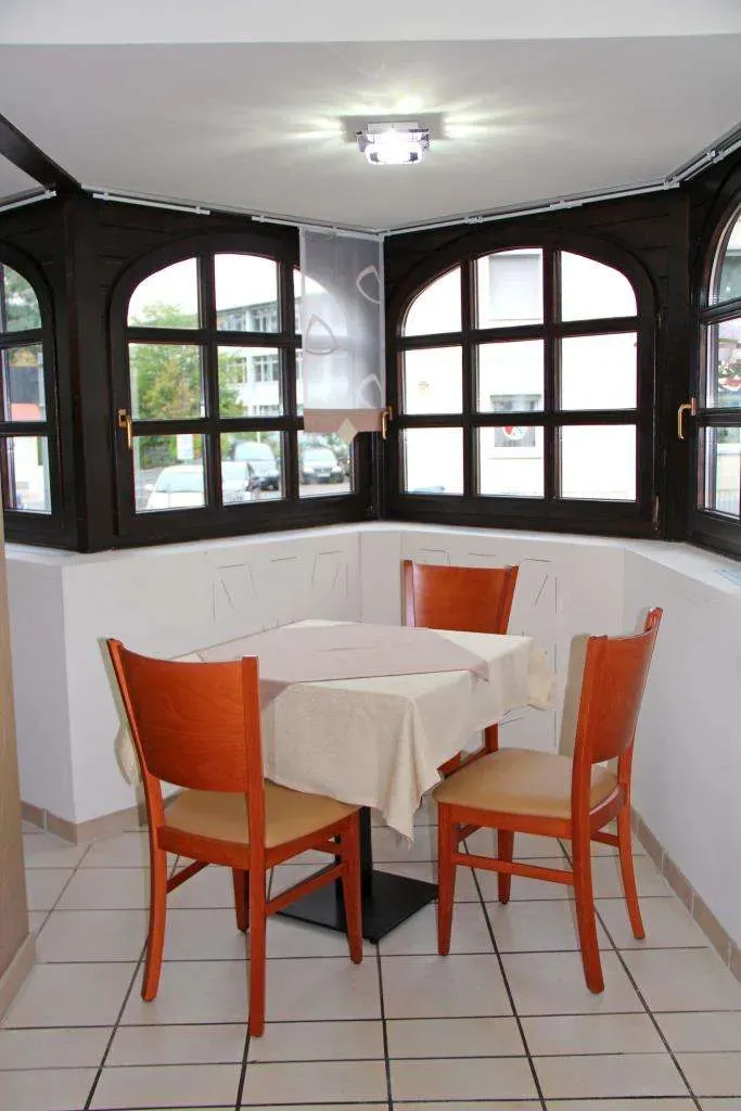 Achtung!! Gut eingeführtes RESTAURANT mit Gartenterrasse, Figuren, Laternen und Springbrunnen – Bild 10