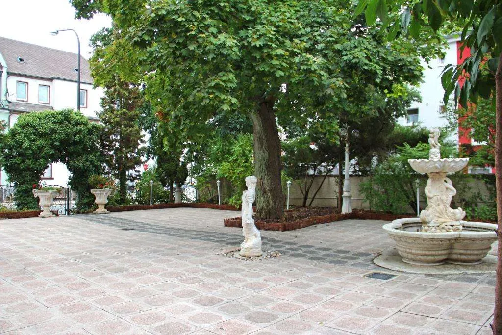 Achtung!! Gut eingeführtes RESTAURANT mit Gartenterrasse, Figuren, Laternen und Springbrunnen – Bild 4