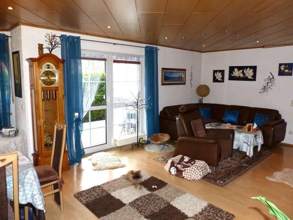 Ansprechendes Wohnhaus mit Doppelgarage und Photovoltaikanlage, eigener Eingang für Gewerbe od. ELW – Bild 4