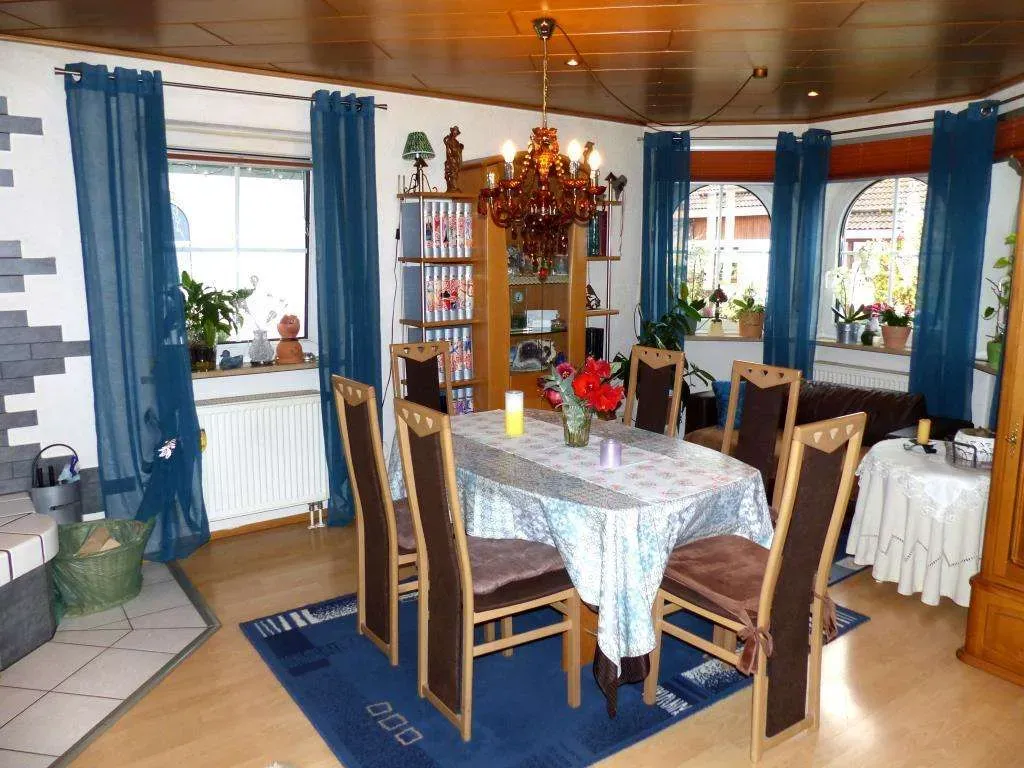 Ansprechendes Wohnhaus mit Doppelgarage und Photovoltaikanlage, eigener Eingang für Gewerbe od. ELW – Bild 3