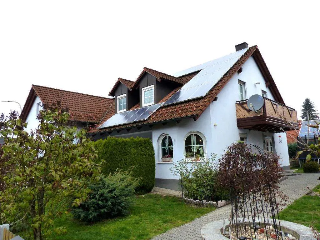 Ansprechendes Wohnhaus mit Doppelgarage und Photovoltaikanlage, eigener Eingang für Gewerbe od. ELW – Bild 2