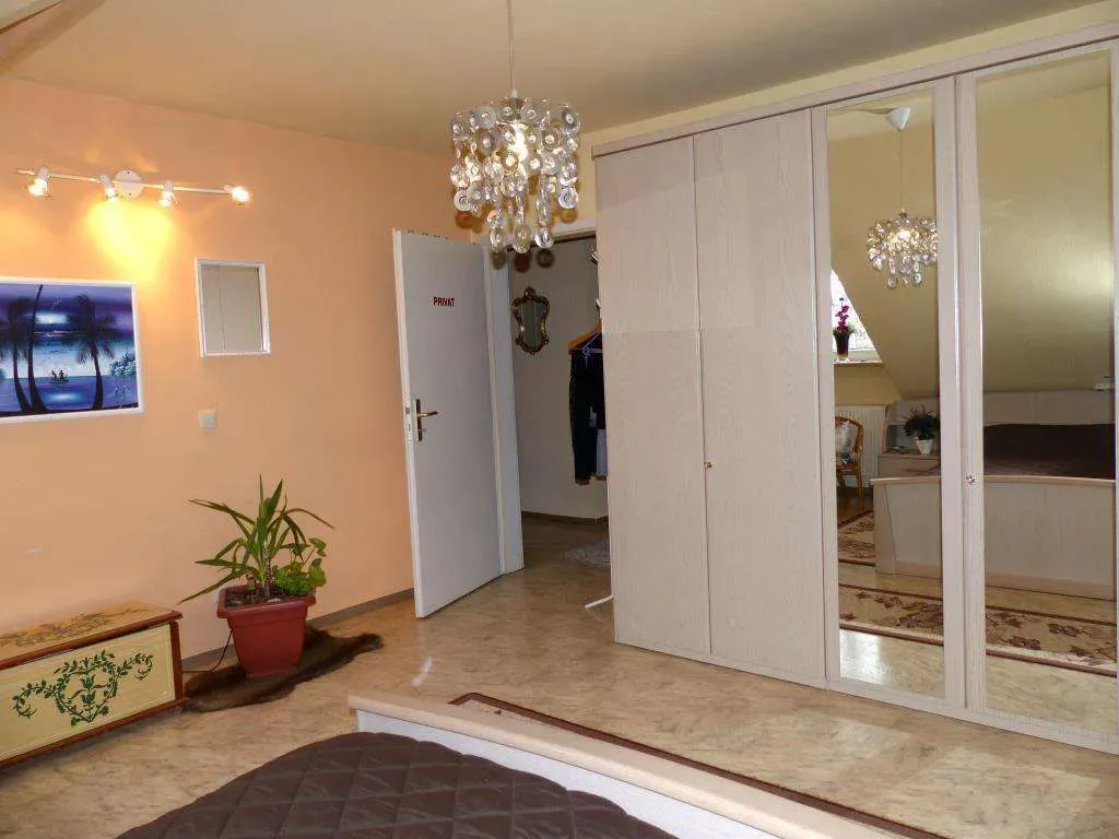 Ansprechendes Wohnhaus mit Doppelgarage und Photovoltaikanlage, eigener Eingang für Gewerbe od. ELW – Bild 5