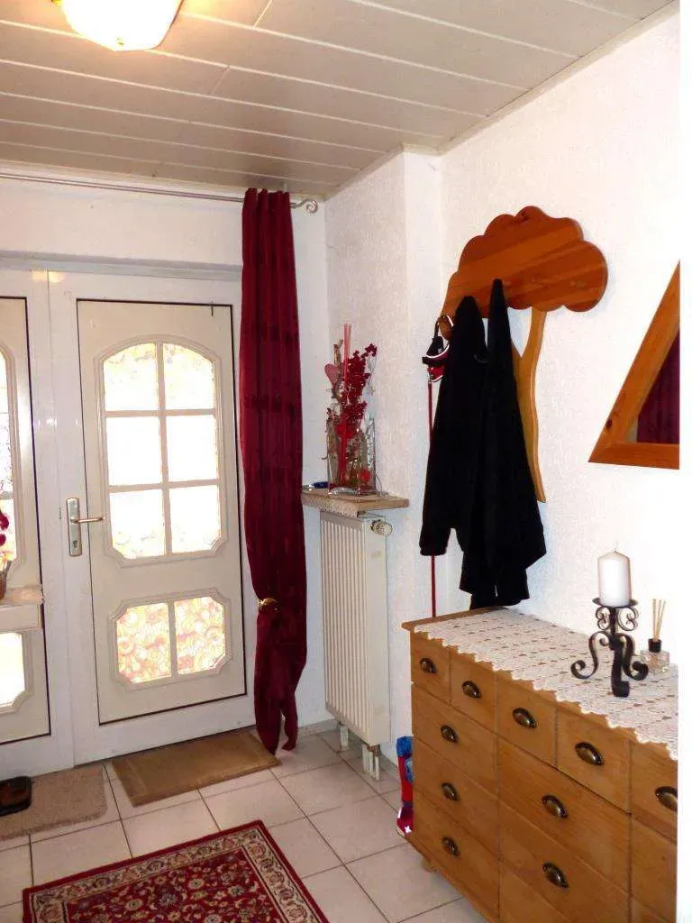 Ansprechendes Wohnhaus mit Doppelgarage und Photovoltaikanlage, eigener Eingang für Gewerbe od. ELW – Bild 9