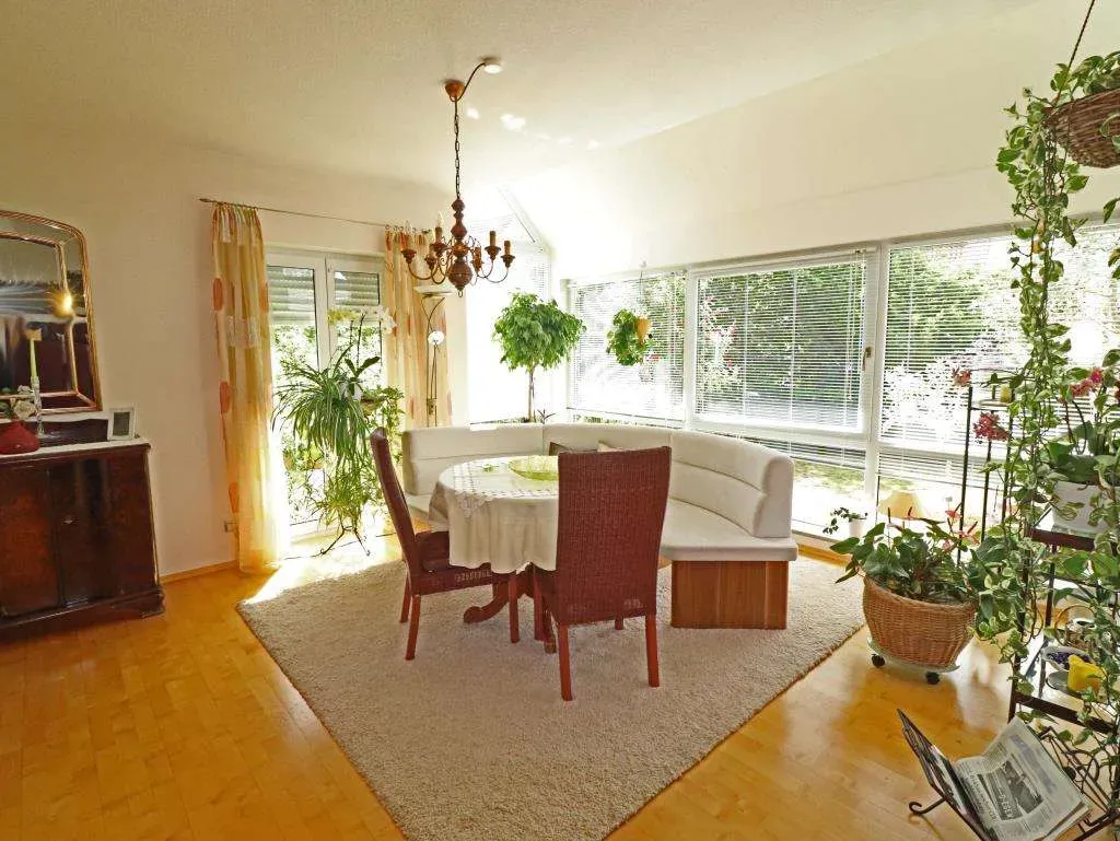 Auf höchstem Niveau!! Gepflegtes Wohnhaus mit Wintergarten und Carport, Spitzboden ausgebaut – Bild 5