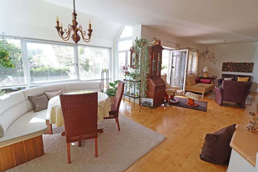 Auf höchstem Niveau!! Gepflegtes Wohnhaus mit Wintergarten und Carport, Spitzboden ausgebaut – Bild 6