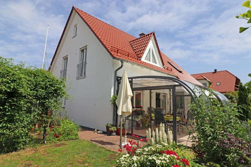 Auf höchstem Niveau!! Gepflegtes Wohnhaus mit Wintergarten und Carport, Spitzboden ausgebaut – Bild 1