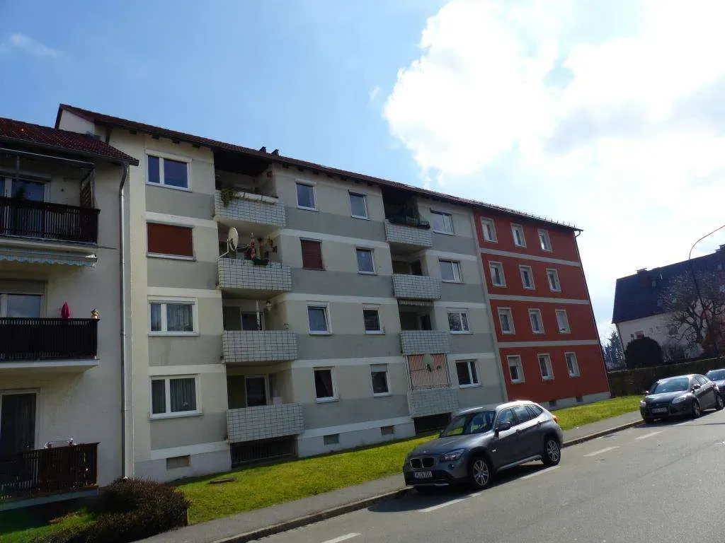 Aufgepasst!!! Gepflegte 4 Zi.-ETW mit Balkon und Garage, Top renoviert, derzeit vermietet – Bild 2