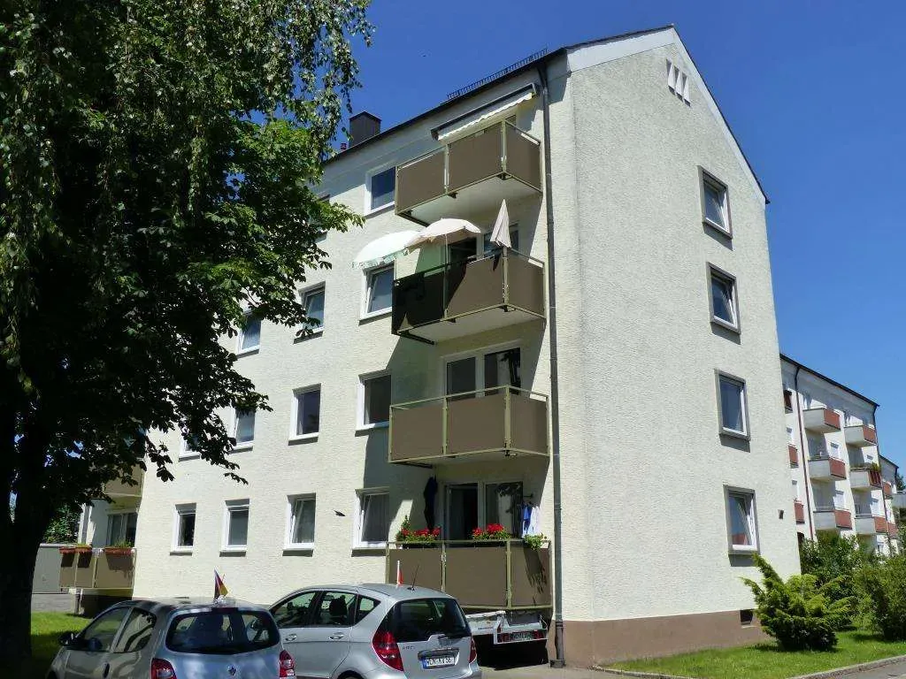 Aufgepasst!!! Günstige 4 Zi.-ETW mit Balkon und Einbauküche, Badezimmer erneuert, sofort frei – Bild 1