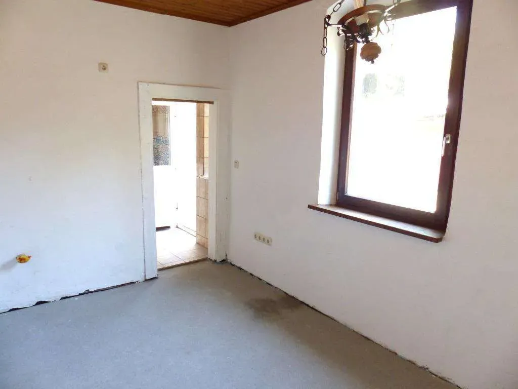 Aufgepasst!!! Günstiges Wohnhaus, nähe der Innenstadt, teilweise saniert, mit schönem Hinterhof – Bild 3