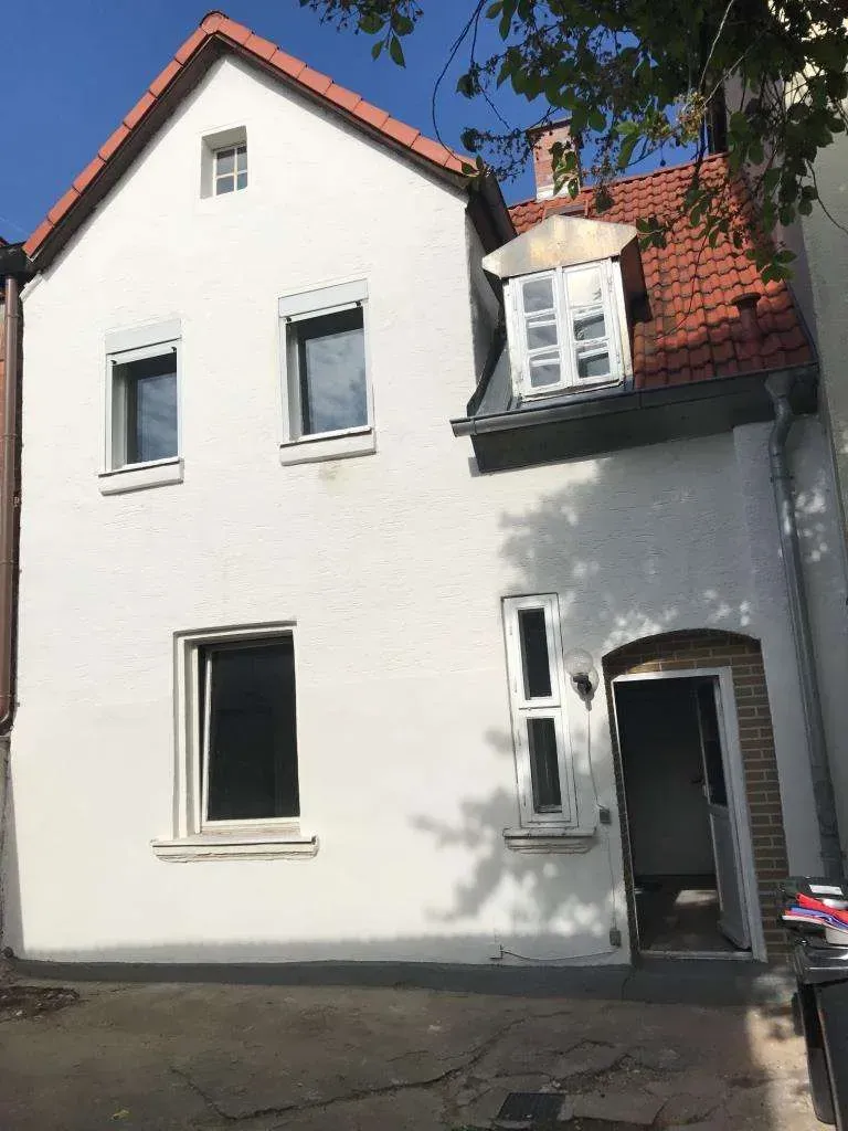 Aufgepasst!!! Günstiges Wohnhaus, nähe der Innenstadt, teilweise saniert, mit schönem Hinterhof – Bild 1