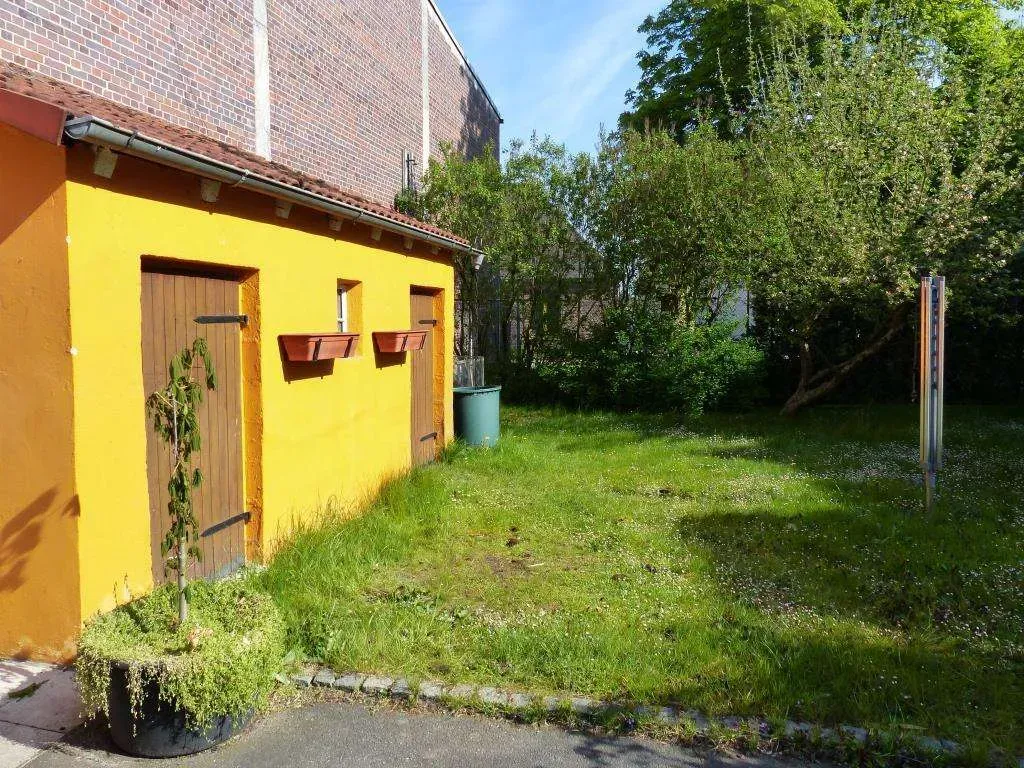 Aufgepasst!!! Günstiges Wohnhaus, teilweise saniert, mit Garage und Garten – Bild 3