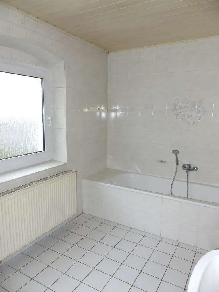 Aufgepasst!!! Günstiges Wohnhaus, teilweise saniert, mit Garage und Garten – Bild 8
