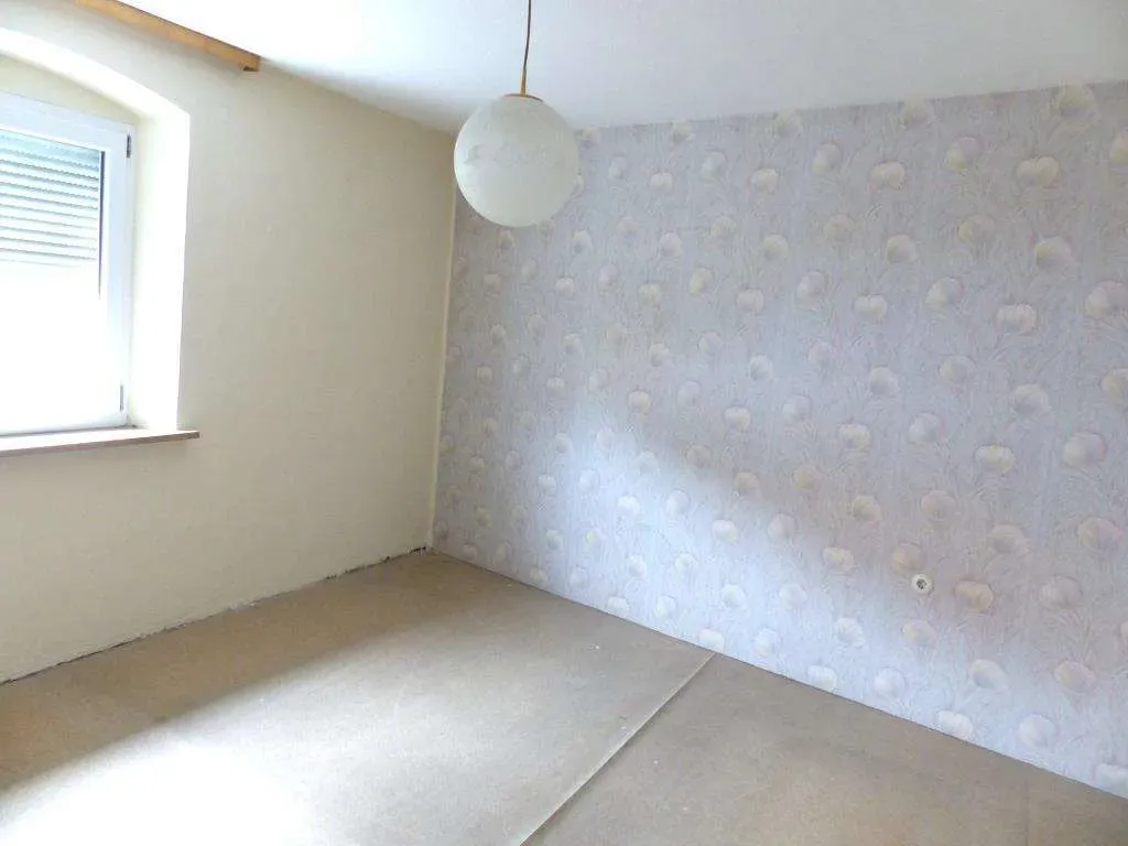 Aufgepasst!!! Günstiges Wohnhaus, teilweise saniert, mit Garage und Garten – Bild 12