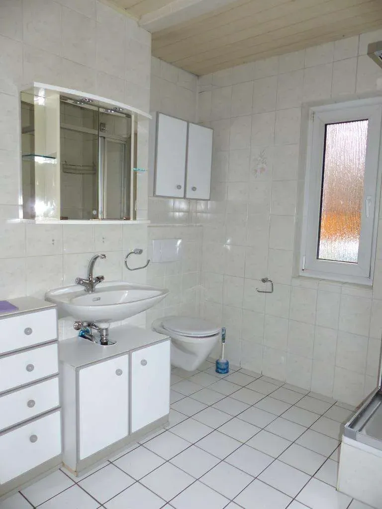 Aufgepasst!!! Günstiges Wohnhaus, teilweise saniert, mit Garage und Garten – Bild 7
